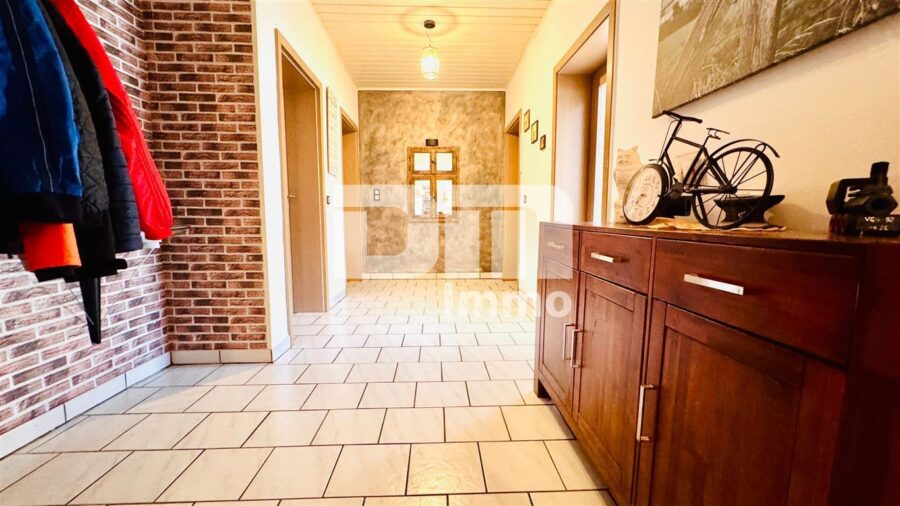 Modernes Ein-/Zweifamilienhaus mit PV Anlage und großer Doppelgarage auf herrlichem Anwesen - EG WE1 Flur / Diele / Garderobe